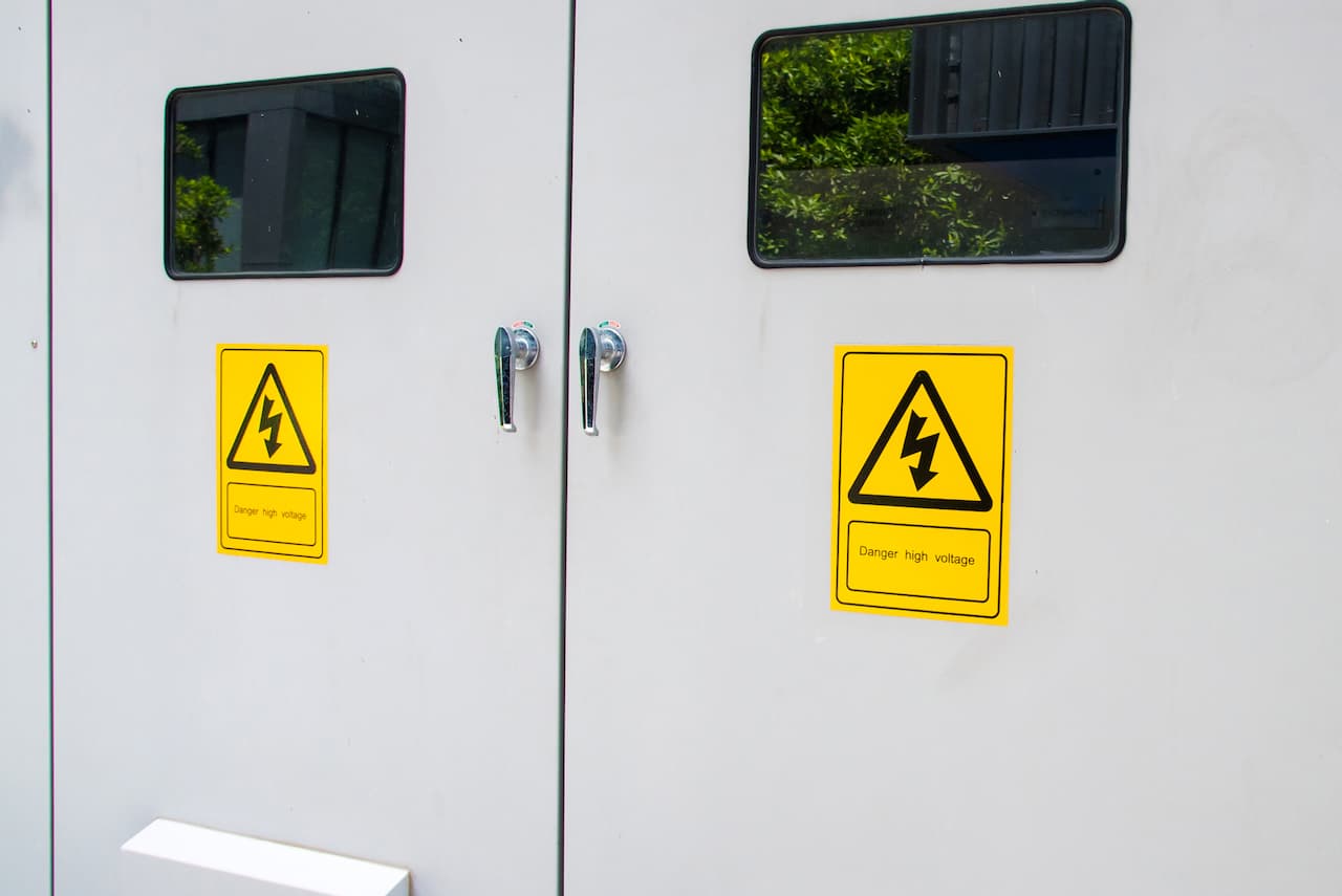Etiqueta de advertencia en puertas industriales