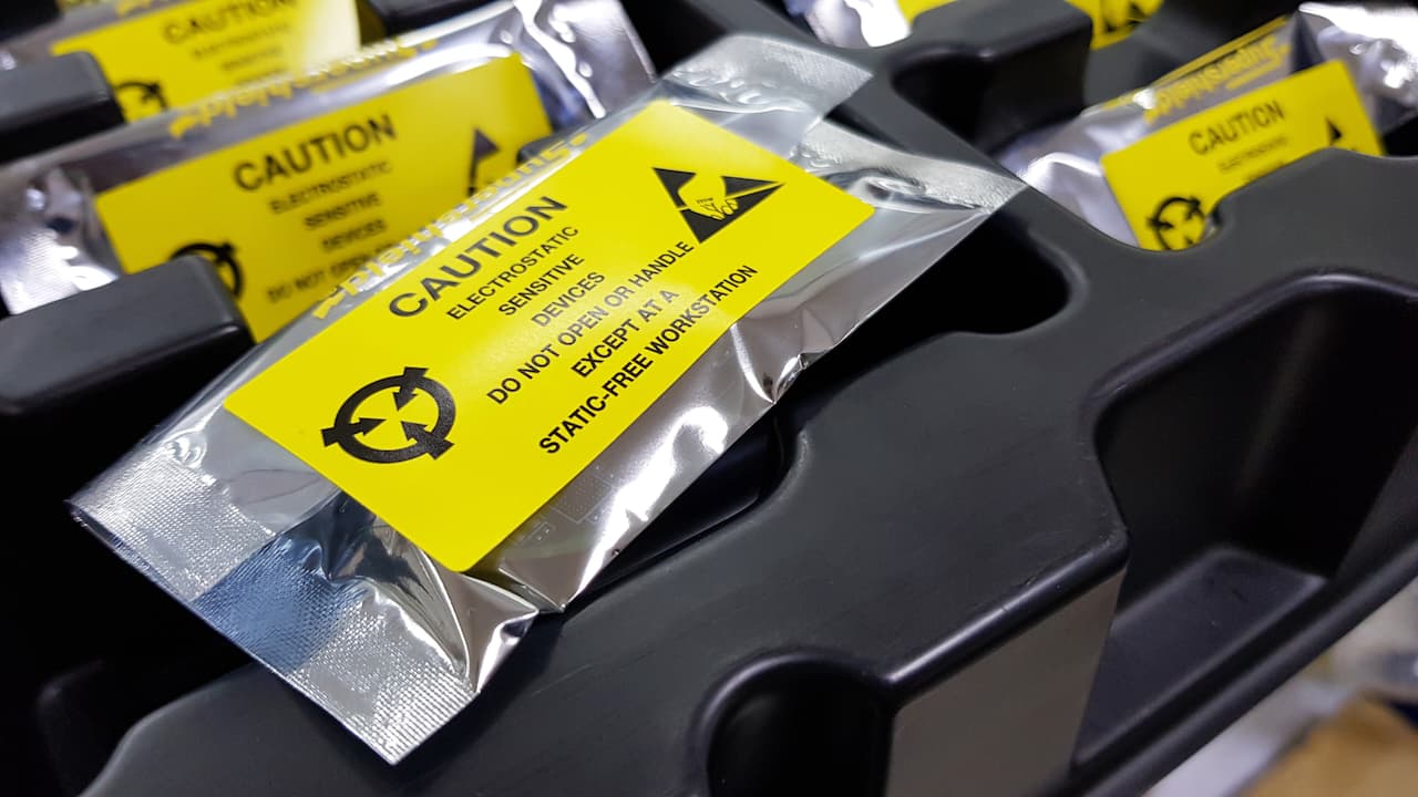 Etiquetas en empaques de productos electrónicos