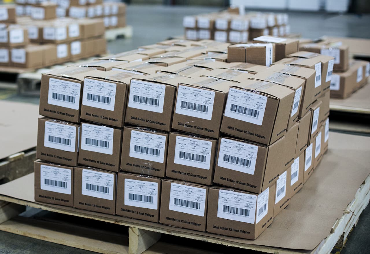 Varias cajas etiquetadas con etiquetas térmicas directas PREMCO