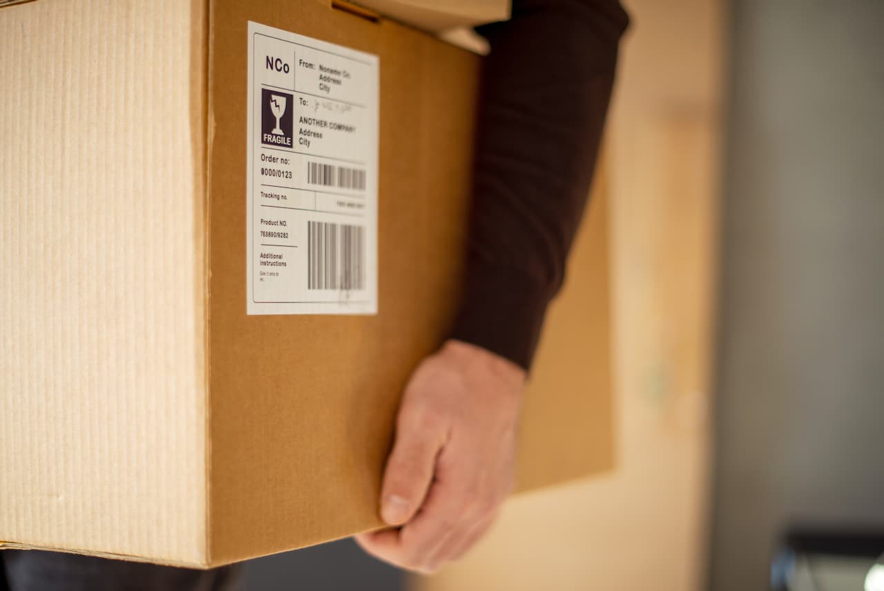 Caja etiquetada con etiquetas térmicas PREMCO