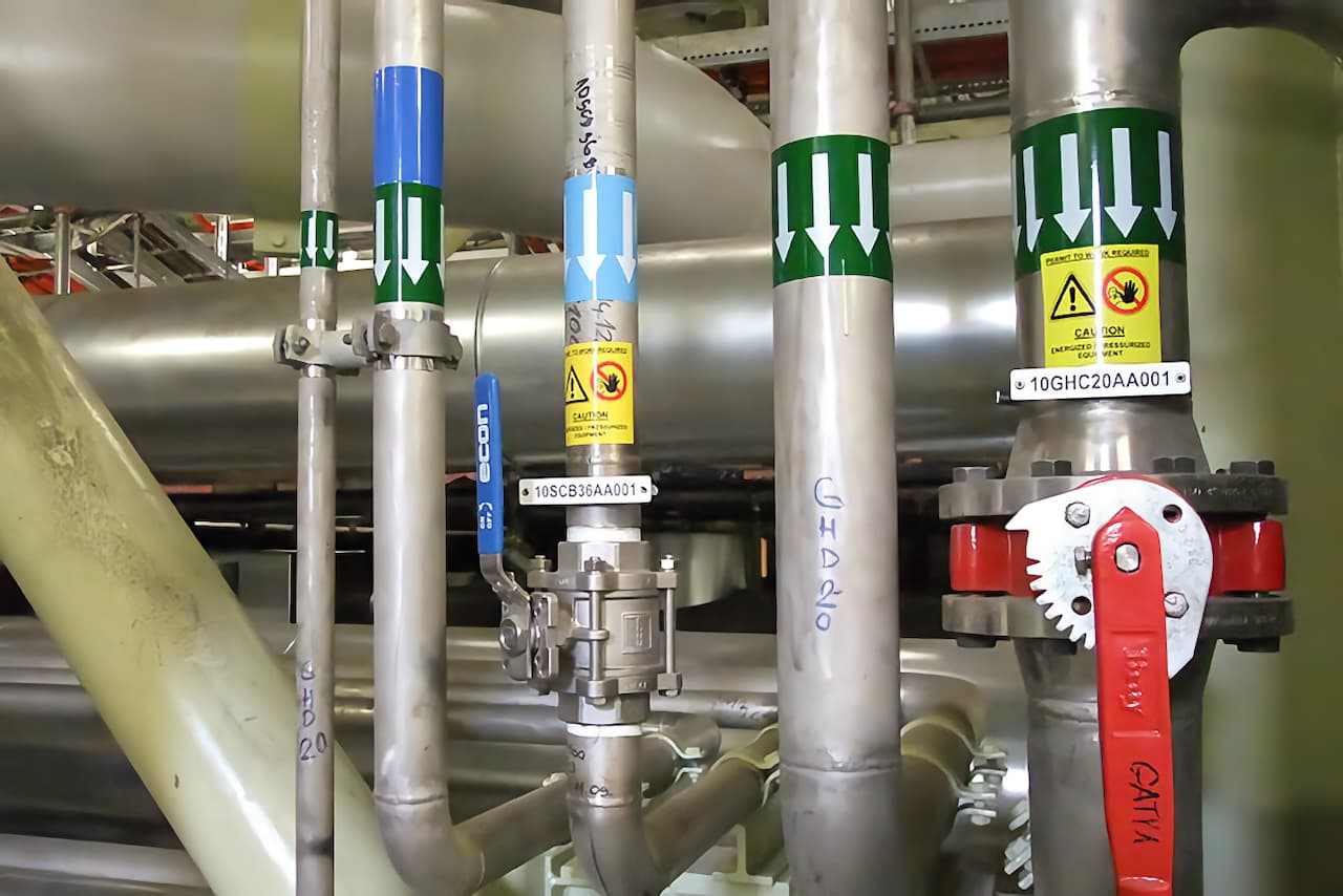 Etiqueta en tubería industrial de gasoductos de alta presión