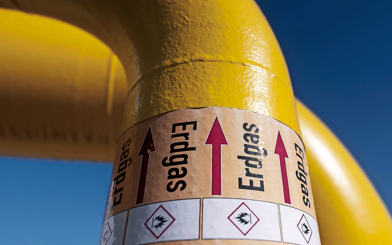 Etiqueta en tubería industrial de gasoductos de alta presión
