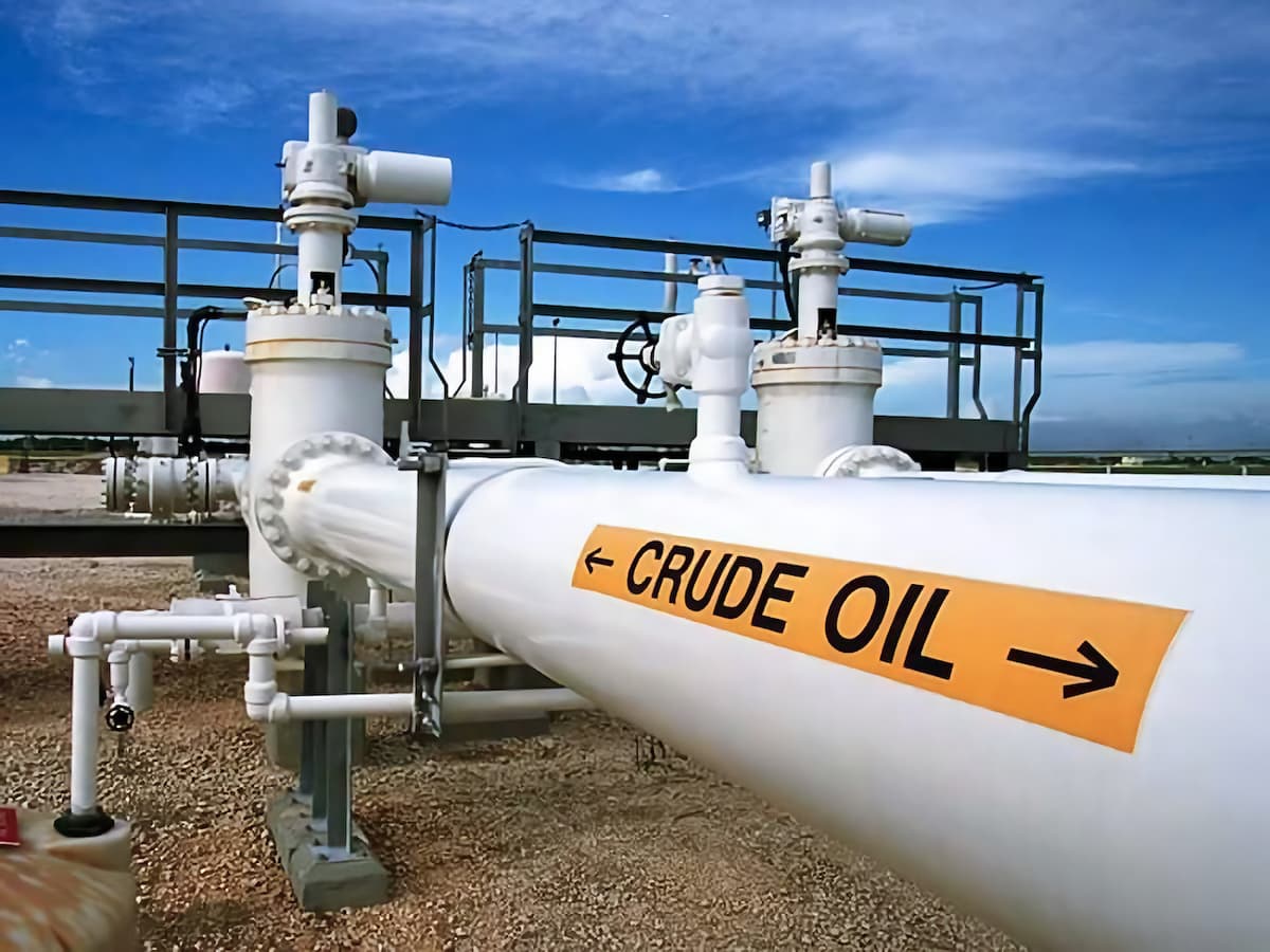 Etiqueta en tubería industrial de gasoductos de alta presión