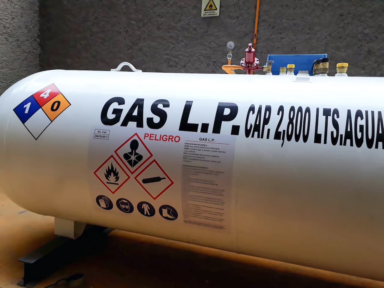 Etiqueta en tanque de gas estacionario