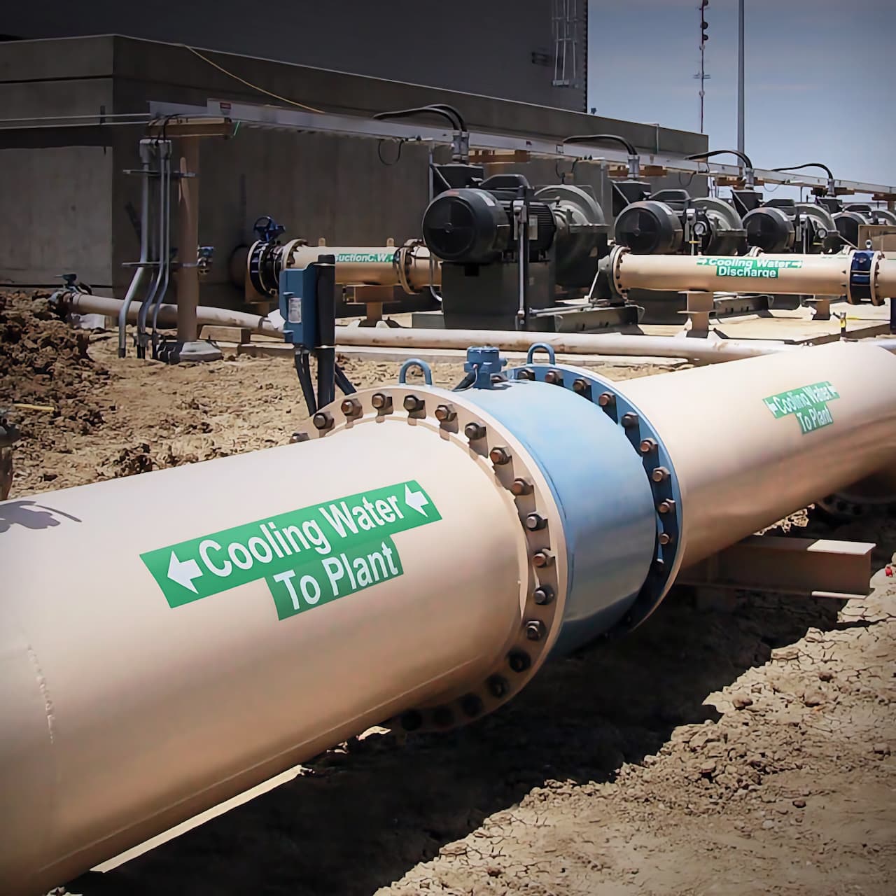 Etiquetas para uso en tuberías industriales, expuestas al sol