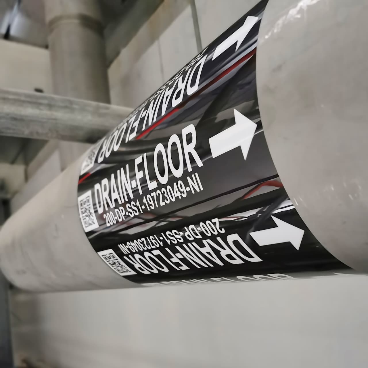 Etiqueta en tubería industrial de gasoductos de alta presión